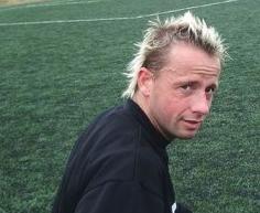 Dean Edward Martin var leikmaður KA á árunum 1995-2004 og svo aftur 2008-2010. Hann var líka þjálfari KA síðustu þrjú árin. Á Íslandi lék hann einnig með ÍA og ÍBV.