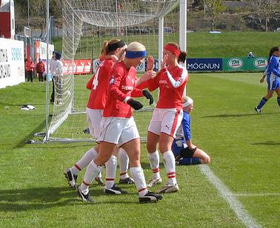 Valsstúlkur fagna marki