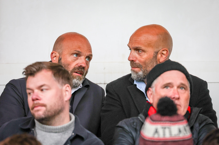 Arnar fylgist með gangi mála með tvíburabróður sínum Bjarka.