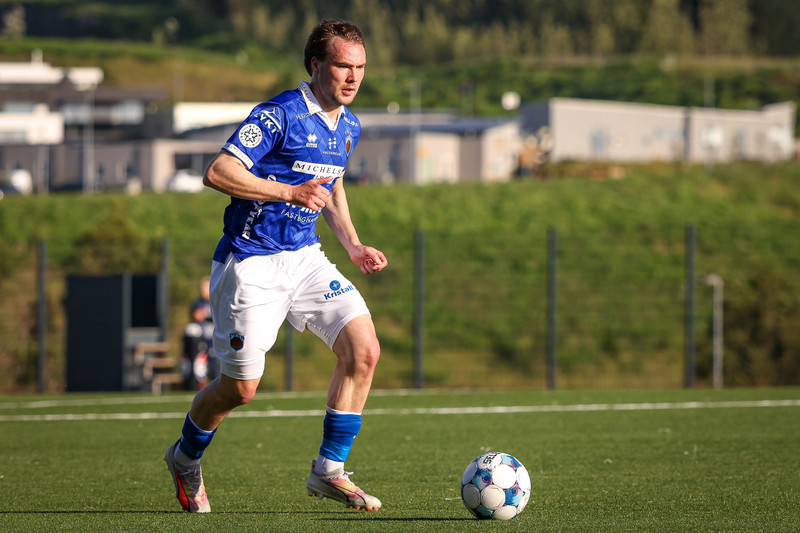 Simon Tibbling með boltann í sólinni í kvöld