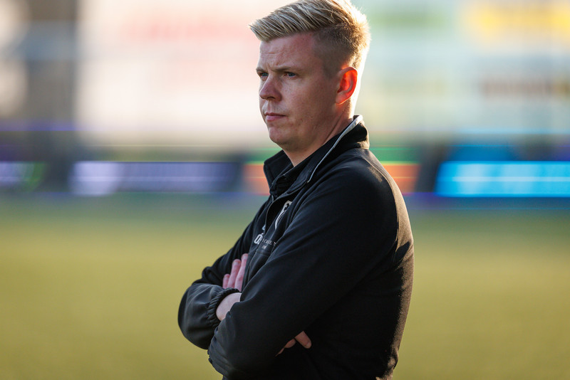 Óskar á hliðarlínunni í sumar.