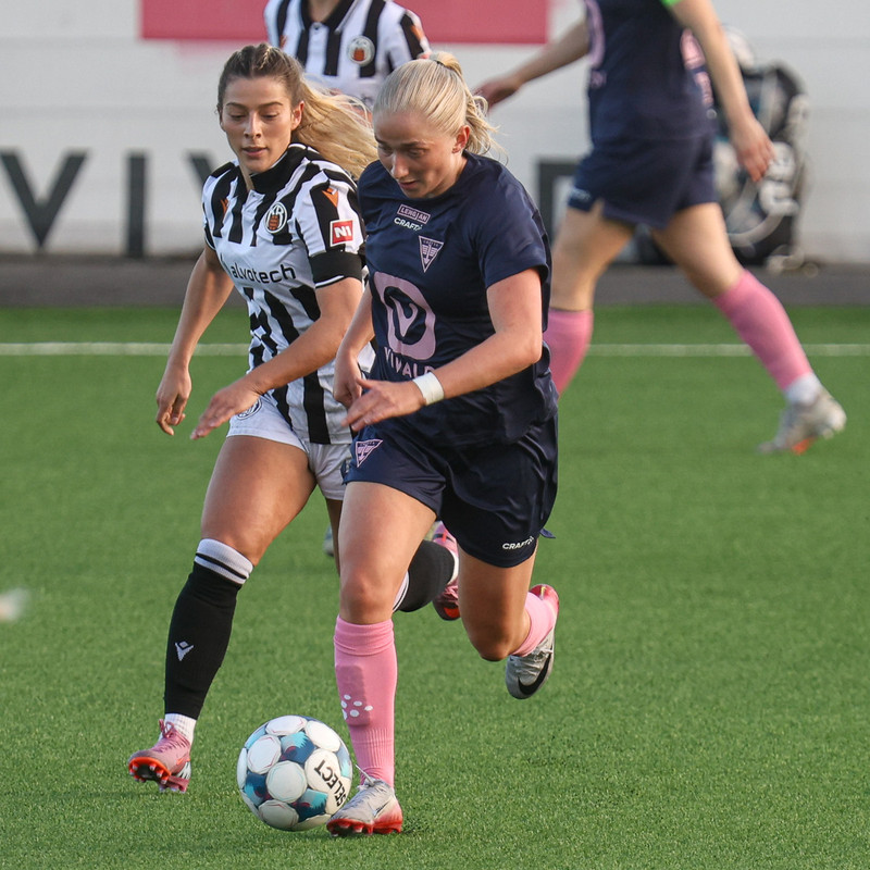 Makayla reynir hér að ná boltanum af leikmanni Gróttu.