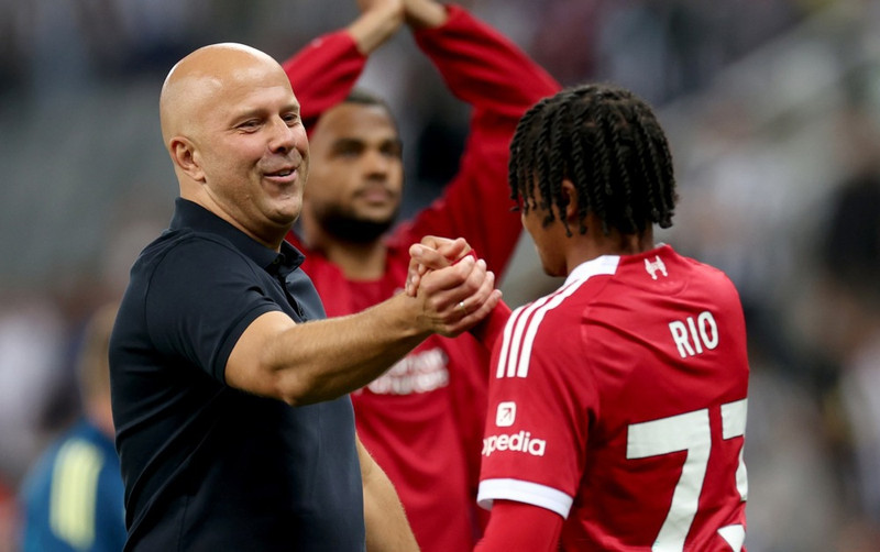 Arne Slot og Rio Ngumoha