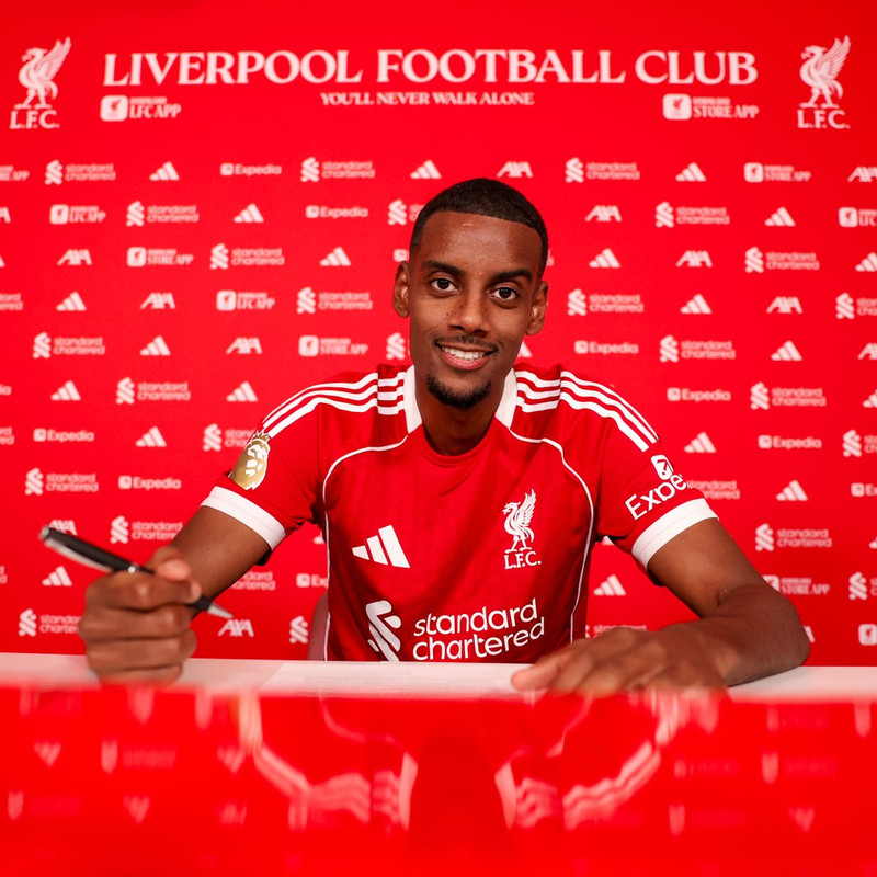 Alexander Isak mættur til Liverpool (Staðfest) - Félagið bætir aftur met