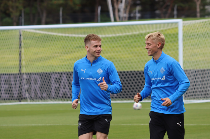 Sævar Atli og Hákon Arnar á landsliðsæfingu á Laugardalsvelli.