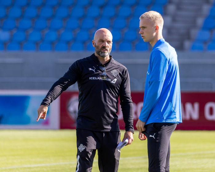 Arnar ásamt nýliðanum Daníel Tristan Guðjohnsen á æfingu í gær.