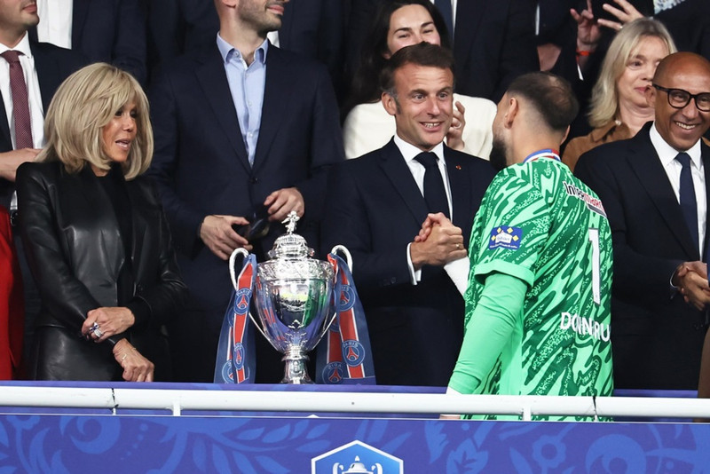 Macron tekur í höndina á Gianluigi Donnarumma.