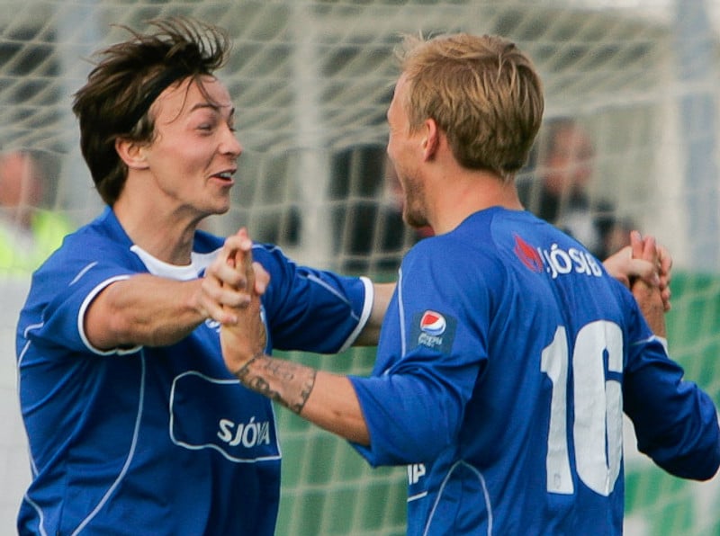 Markinu 1. október 2011 fagnað. Á myndinni eru markaskorarinn Steven Lennon og Andri Júlíusson.