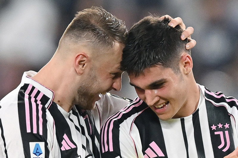 Adzic (til hægri) í leik með Juventus.