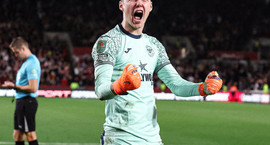 England í dag - Hákon Rafn í markinu gegn Man City?