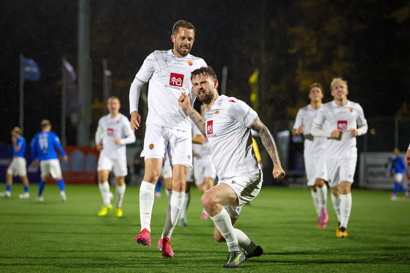 Gylfi og Nikolaj Hansen fagna marki Víkinga í kvöld.
