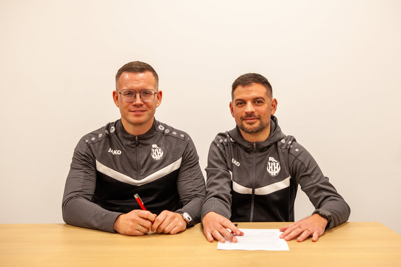 Matthías Tim Sigurðarson Rühl (formaður rekstarfélags Hattar) og Todor Hristov við undirskrift