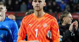 Elías las vitlaust á dagskrána og mætti því seint...