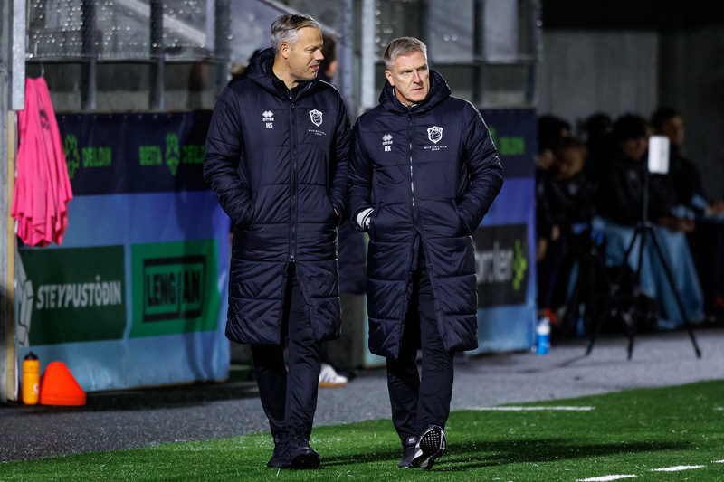 Rúnar Kristinsson og Helgi Sigurðsson að ræða málin