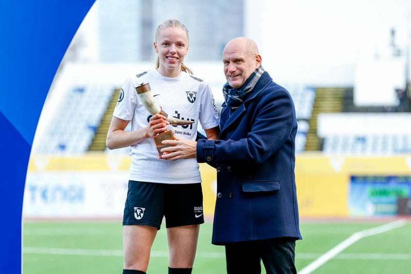 Formaður KSÍ, Þorvaldur Örlygsson, heiðrar Thelmu með flugleiðahorninu eftir að hún var valin efnilegasti leikmaður Bestu deildar kvenna.