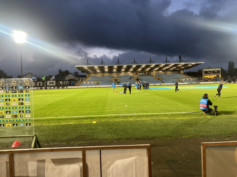 Ballymena Showgrounds völlurinn tekur um 4100 manns í sæti.