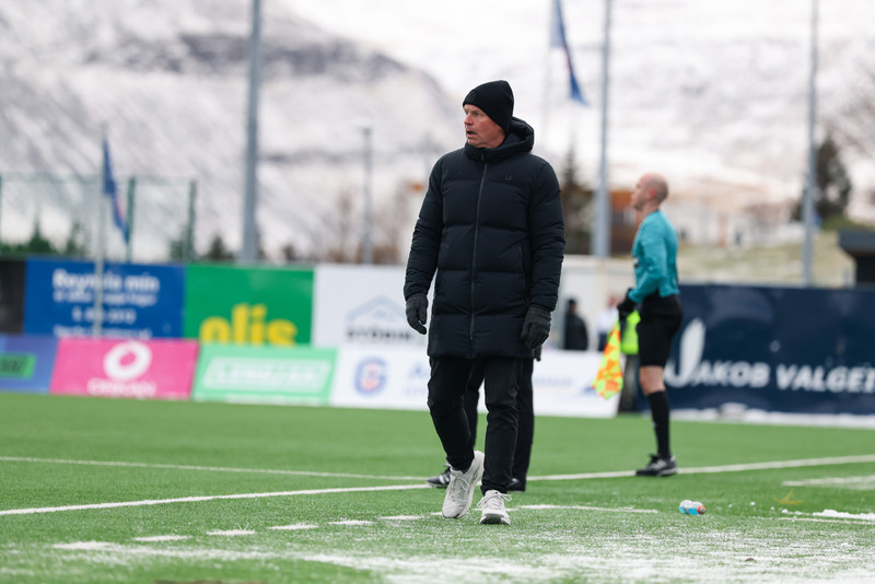 Óskar á hliðarlínunni á síðasta tímabili.