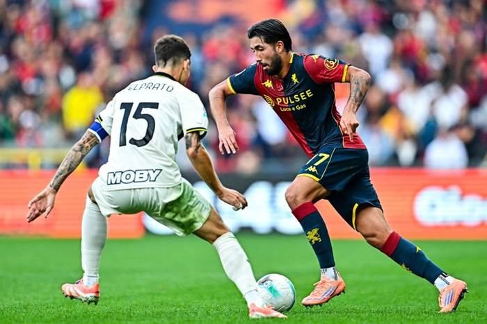 Mikael Egill í leik með Genoa