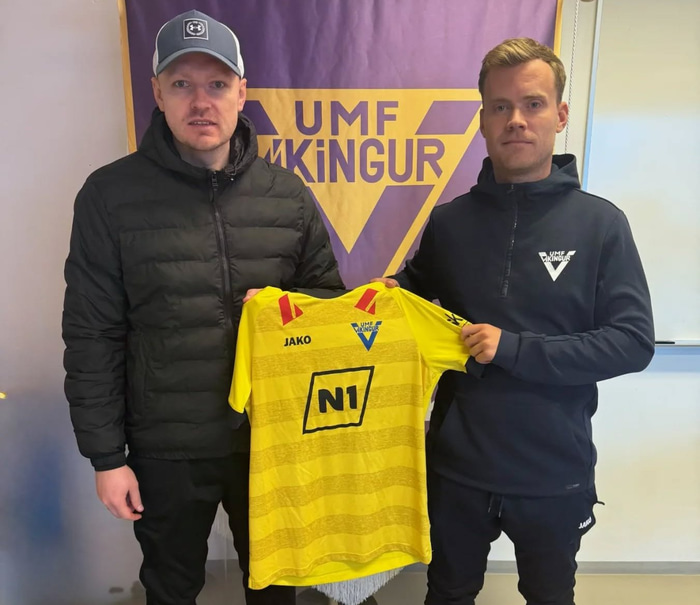 Aron Gauti í Víkings peysunni og við hlið hans stendur Tomasz Luba.