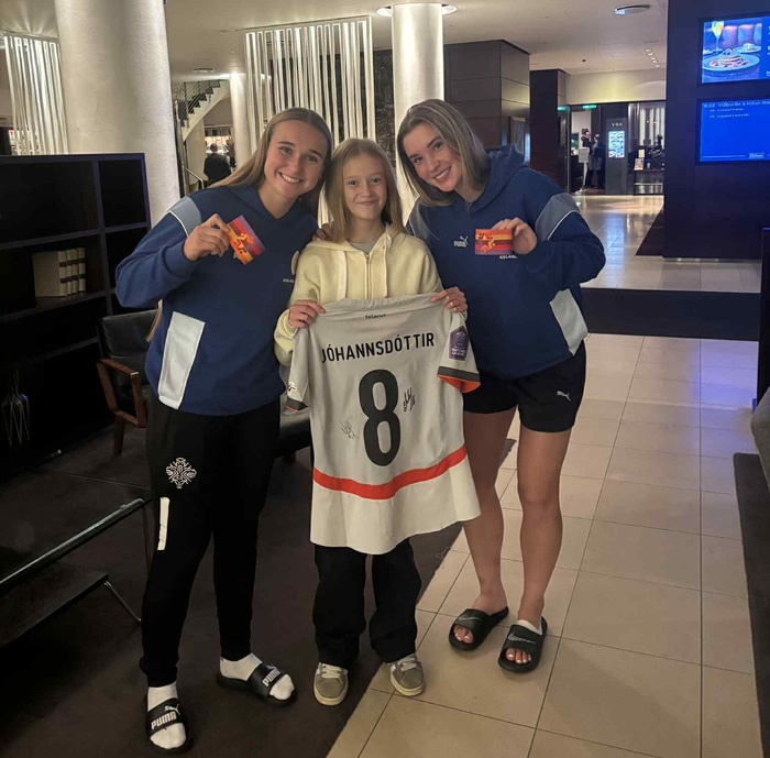 Landsliðskonurnar Alexandra Jóhannsdóttir og Karólína Lea Vilhjálmsdóttir ásamt Jóhönnu Ósk. Hún missti langveika systur sína fyrir tveimur árum. Hún stofnaði góðgerðarfélagið Gleðistjarnan ásamt fjölskyldu sinni.