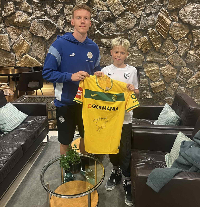 Logi Hrafn Róbertsson leikmaður NK Istra ásamt Hrólfi Sæberg 11 ára. Hann missti litla bróður sinn af slysförum fyrir 4 árum síðan. Málefni: GrænnDagur.is