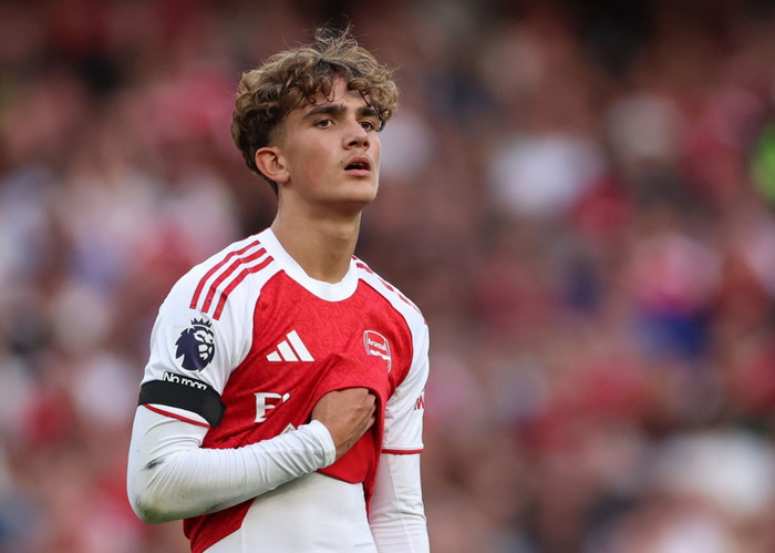 Dowman er með 6 mörk í 26 leikjum fyrir yngri landslið Englands. Hann leikur fyrir U19 landsliðið þrátt fyrir að vera 15 ára gamall.