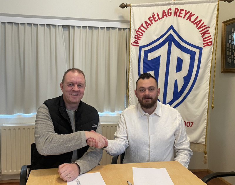 Guðmundur Guðjónsson og Brynjar Már Bjarnason, formaður knattspyrnudeildar ÍR.