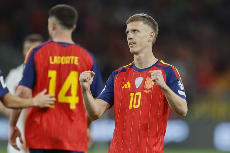 Dani Olmo er í byrjunarliði Spánverja