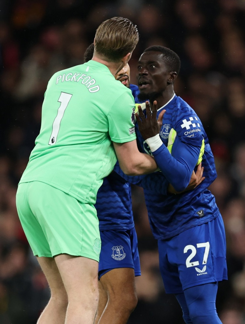 Jordan Pickford og Iliman Ndiaye þurftu að stöðva Gueye frá því að ráðast frekar á Keane eftir að hafa slegið hann.
