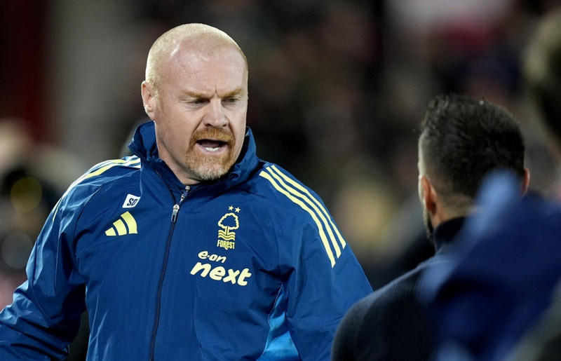 Sean Dyche var látinn taka pokann sinn.