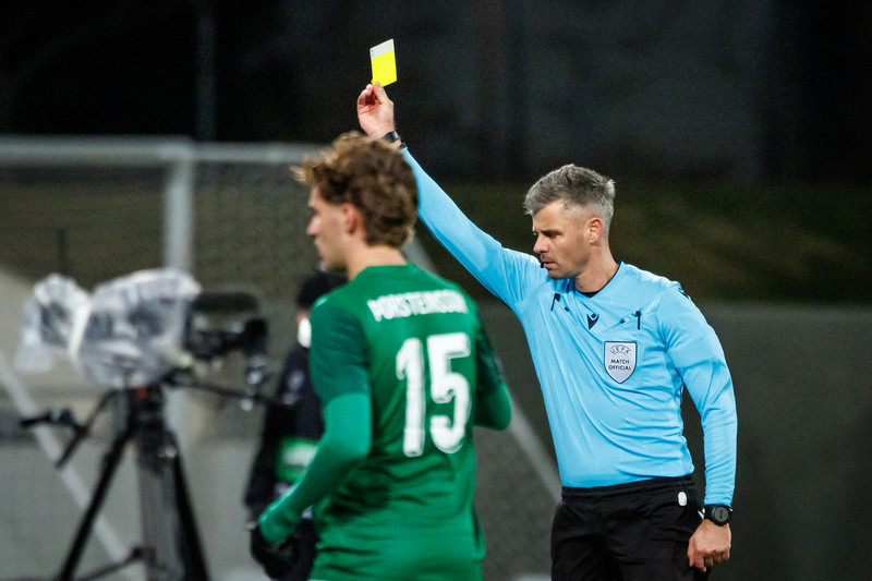 Enea Jorgji með gula spjaldið á Laugardalsvelli.