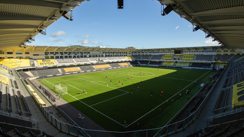Start spilar á Sør Arena sem tekur rúmlega 14 þúsund manns í sæti.