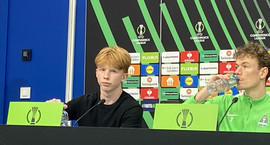 Stuðningsmaður Víkings túlkur á fréttamannafundi...