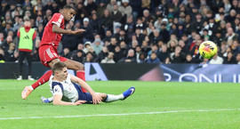 Slot: Þetta var glæfraleg tækling hja Van de Ven