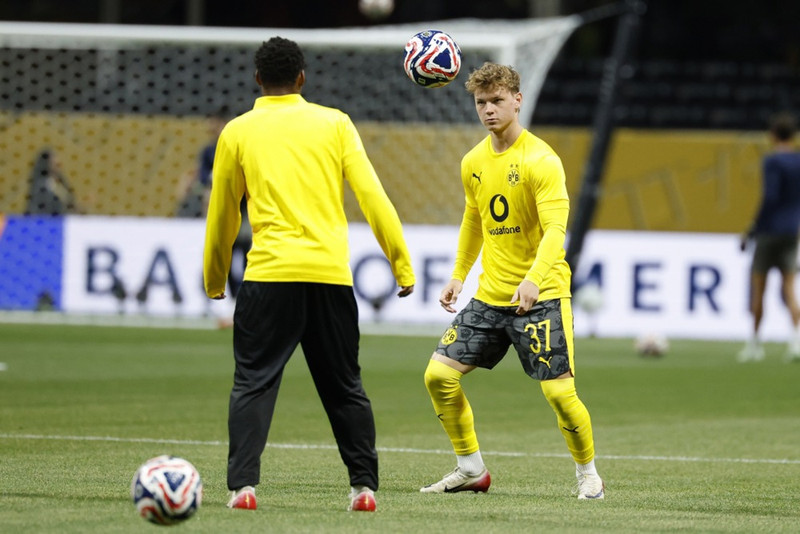 Cole Campbell hefur verið lánaður frá Dortmund.