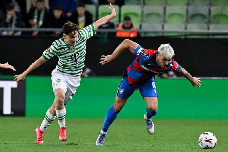Tóth (til vinstri) í leik með Ferencvaros.