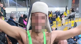 Handteknir í Borat skýlum í stúkunni í Kasakstan