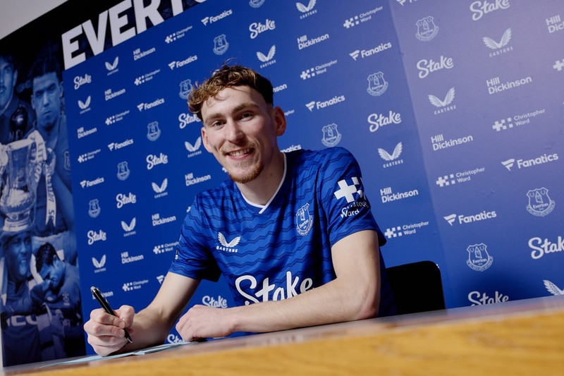 Eftirsóttur Garner framlengir við Everton (Staðfest)