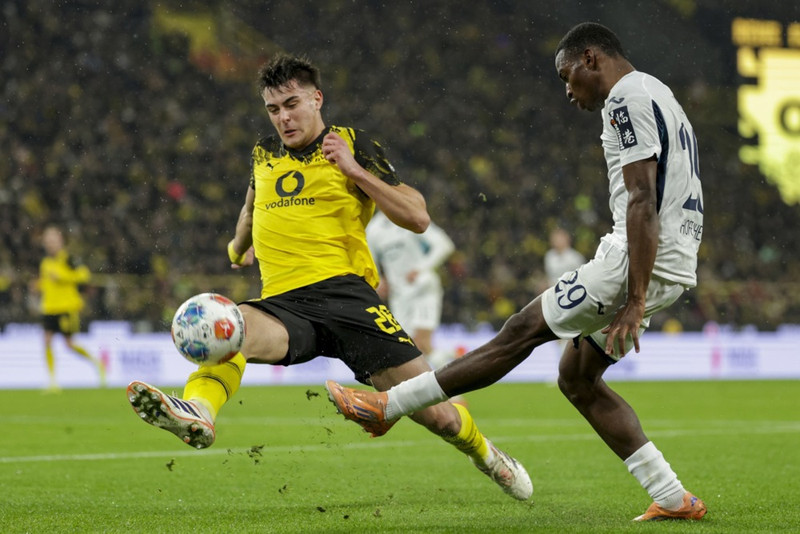 Anselmino í leik með Dortmund.