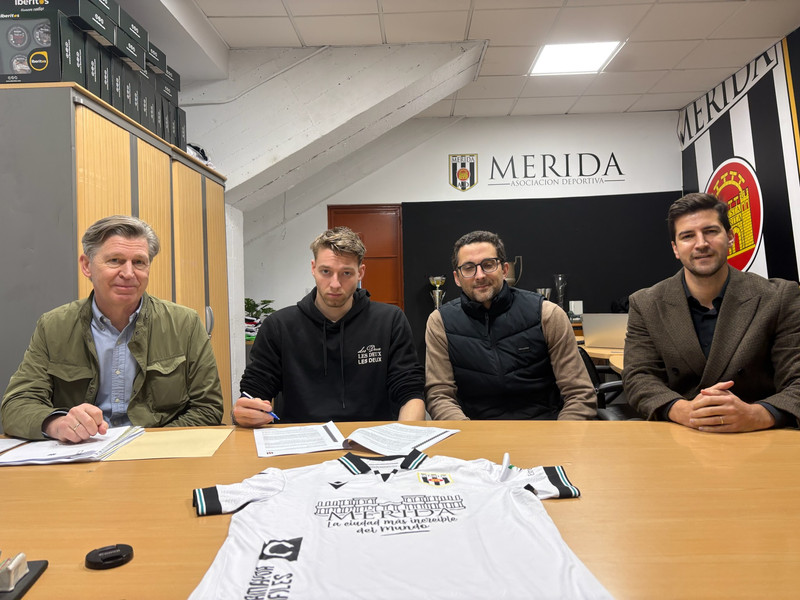Sigurður Bjartur með umboðsmanni sínum, Ólafi Garðarssyni. Á myndinni eru einnig þeir Alejandro Perez Robles og Tiago Lenho sem eru í lykilhlutverkum á bakvið tjöldin hjá spænska félaginu.