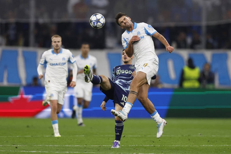 Matt O'Riley skallar boltann í leik með Marseille.