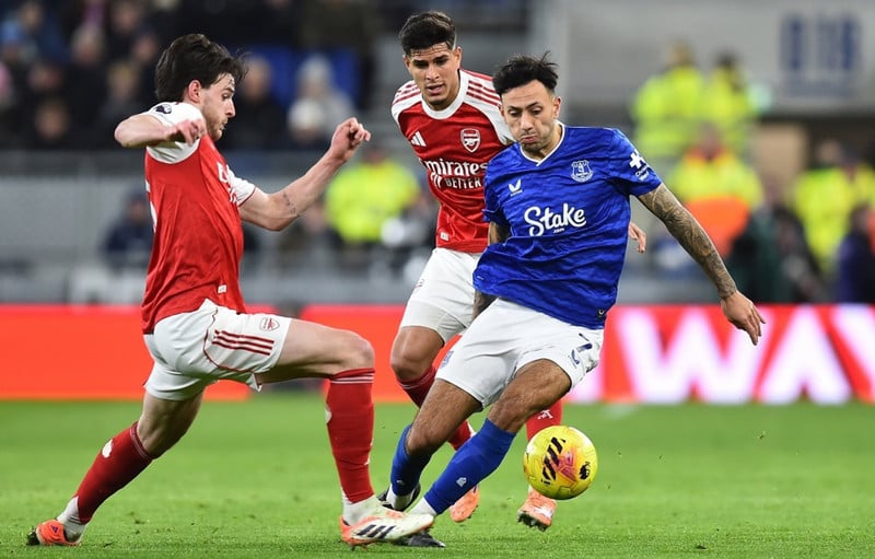 Dwight McNeil í leik með Everton.