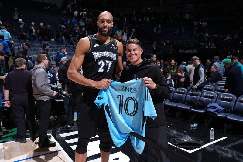 Franski körfuboltamaðurinn Rudy Gobert hjá Minnesota Timberwolves fékk treyju frá James Rodriguez.