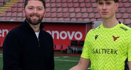 Valur semur við einn efnilegasta markvörð landsins