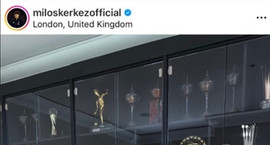 Kerkez birtir mynd af verðlaunaskápnum heima hjá Salah