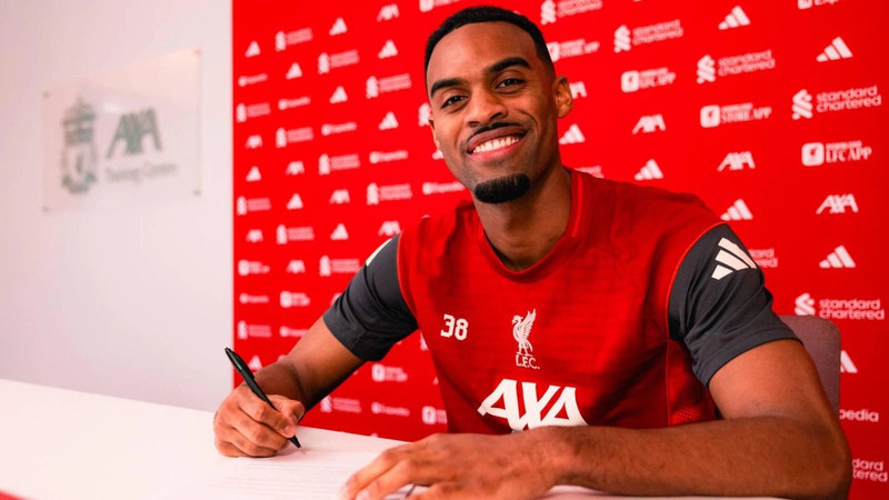 Gravenberch skrifaði undir sex ára samning við Liverpool (Staðfest) - „Auðveld ákvörðun“