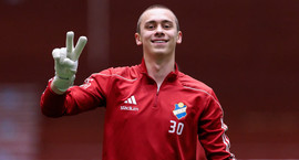 Sænskur markvörður æfir með Keflavík