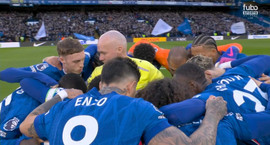 Sjáðu atvikið: Dómarinn í miðjunni í liðshring...