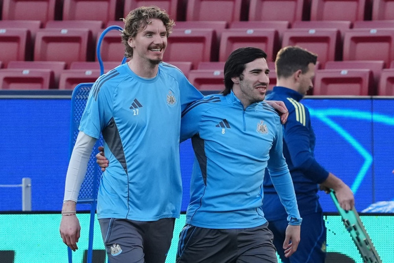Nick Wolttemade og Sandro Tonali á æfingu á Nývangi í gær.