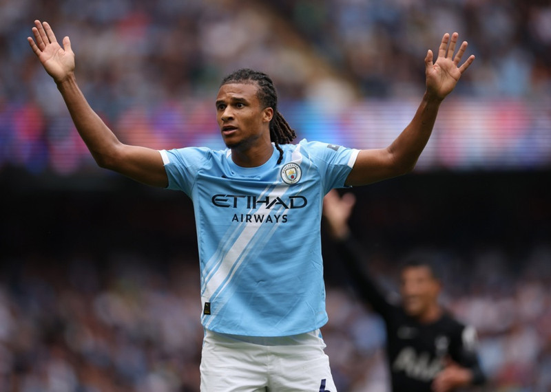 Byrjunarlið Arsenal og Man City: Aké byrjar í vörninni